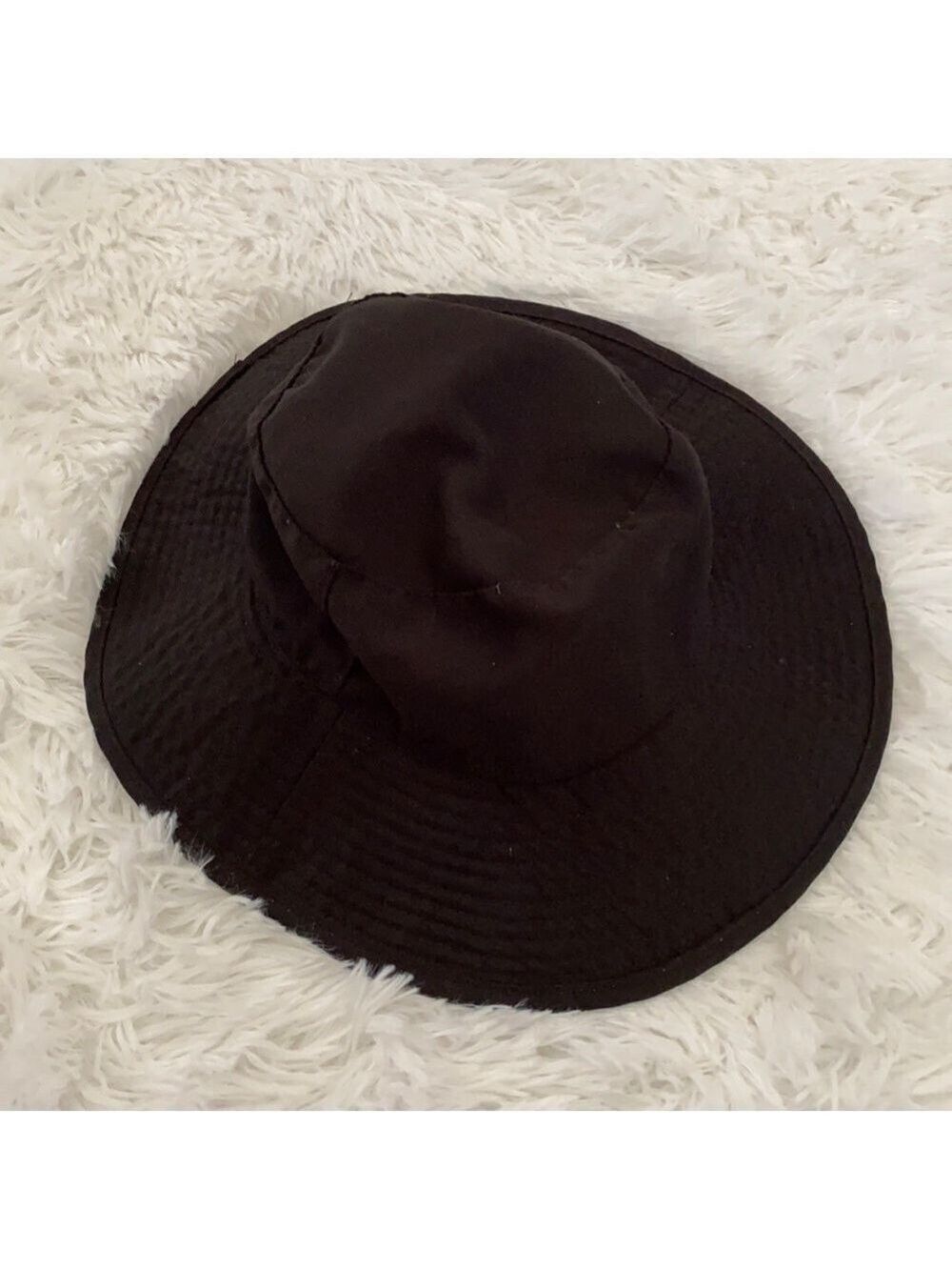 Black medium brim floppy bucket hat